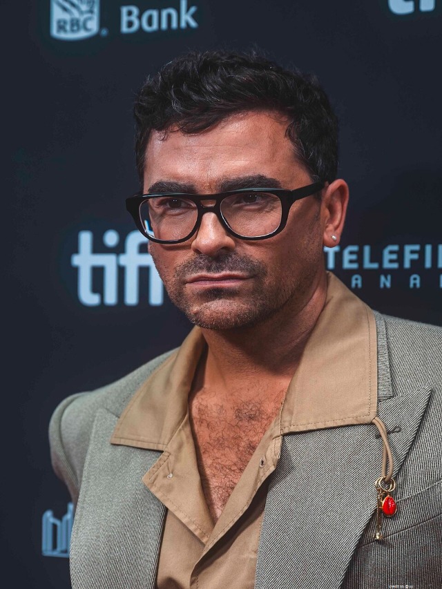 Dan Levy Slams lasses with Cameras.